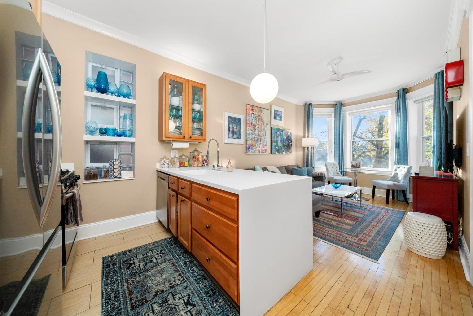 Apartment 2f Chicago's Little Italy Near West Loop & Downtown Chicago