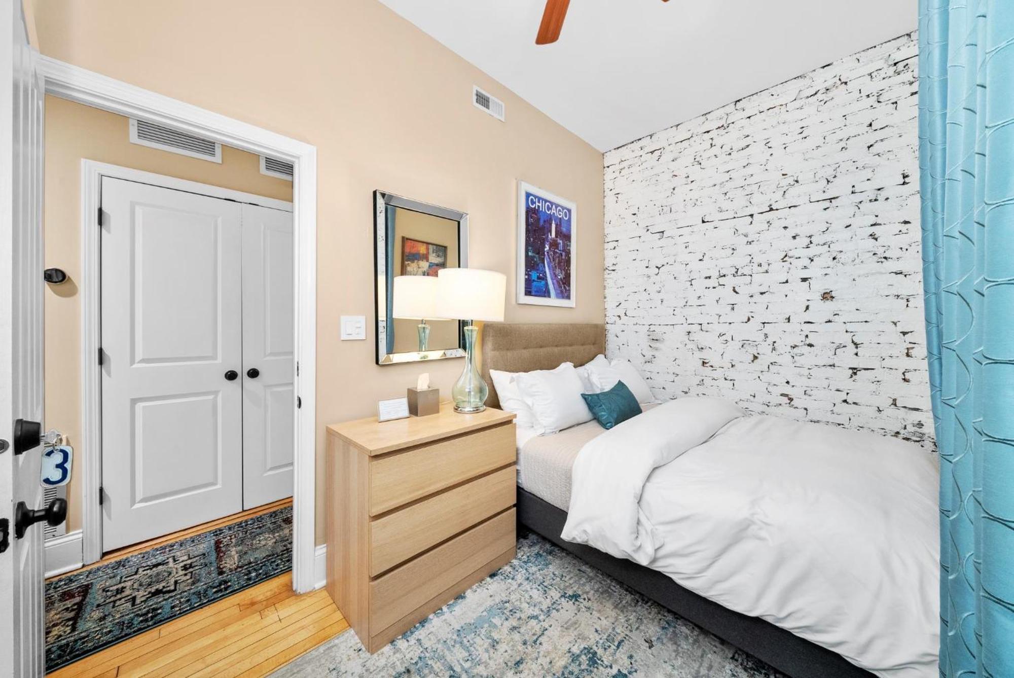 Apartment 2f Chicago's Little Italy Near West Loop & Downtown Chicago